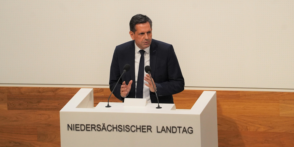 Ministerpräsident Olaf Lies während der Regierungserklärung im Niedersächsischen Landtag am 8. Oktober 2025